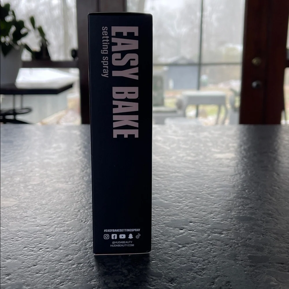 Huda Beauty Easy Bake Setting Spray buildable blur + 16 hour staying power